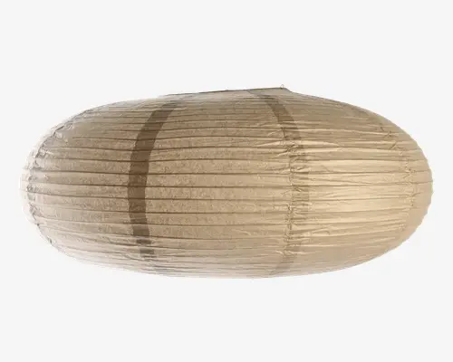 Ovalt lampeskærm fremstillet af lyst beige, tekstureret papirmateriale. Overfladen har jævnt fordelte vandrette riller, hvilket giver et struktureret udtryk. Skærmen er semitransparent og lader et blødt, diffust lys passere igennem. Det minimalistiske design gør den velegnet til moderne eller nutidige indretninger.