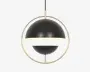 En moderne pendellampe med en mat sort, kugleformet skærm delt i to halvkugler, hvor den åbne del vender nedad for at lede lyset. Halvkuglerne er ophængt i en cirkulær ramme af gyldent metal, hvilket giver lampen et geometrisk og nutidigt udtryk. Skærmens inderside er hvid for at forbedre lysrefleksionen. Lampen hænger i en sort ledning.