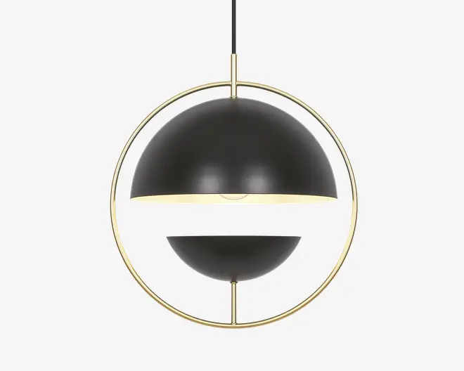 En moderne pendellampe med en mat sort, kugleformet skærm delt i to halvkugler, hvor den åbne del vender nedad for at lede lyset. Halvkuglerne er ophængt i en cirkulær ramme af gyldent metal, hvilket giver lampen et geometrisk og nutidigt udtryk. Skærmens inderside er hvid for at forbedre lysrefleksionen. Lampen hænger i en sort ledning.