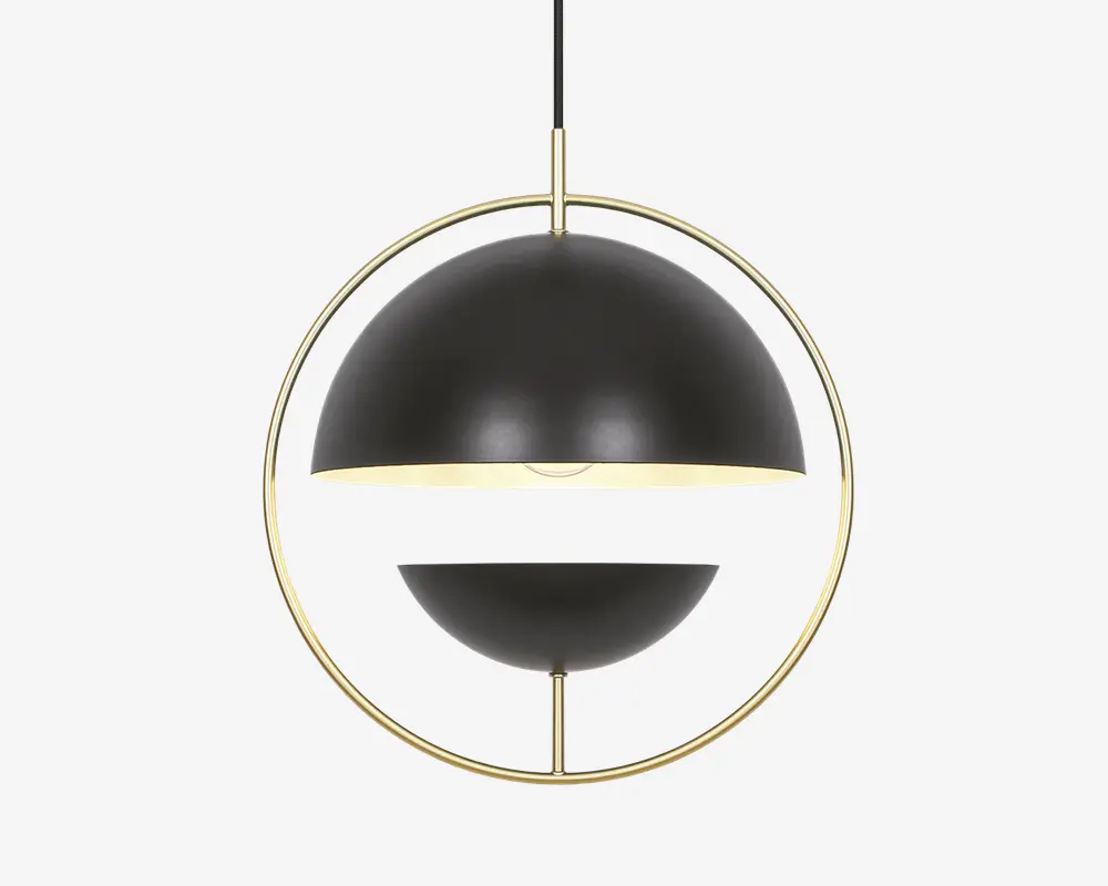 En moderne pendellampe med en mat sort, kugleformet skærm delt i to halvkugler, hvor den åbne del vender nedad for at lede lyset. Halvkuglerne er ophængt i en cirkulær ramme af gyldent metal, hvilket giver lampen et geometrisk og nutidigt udtryk. Skærmens inderside er hvid for at forbedre lysrefleksionen. Lampen hænger i en sort ledning.