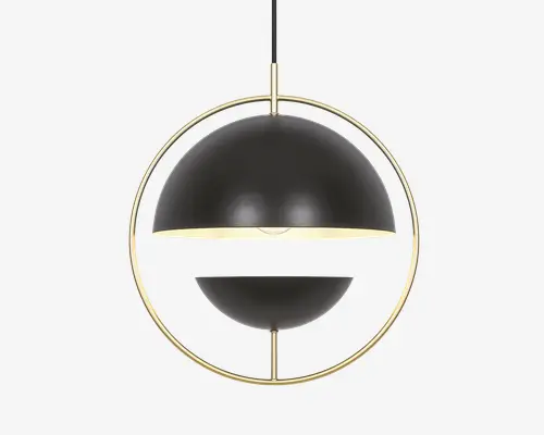 En moderne pendellampe med en mat sort, kugleformet skærm delt i to halvkugler, hvor den åbne del vender nedad for at lede lyset. Halvkuglerne er ophængt i en cirkulær ramme af gyldent metal, hvilket giver lampen et geometrisk og nutidigt udtryk. Skærmens inderside er hvid for at forbedre lysrefleksionen. Lampen hænger i en sort ledning.