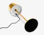 Elegant, moderne lampe med guldfarvet metalfinish, rund fod og cylindrisk lampeskærm. Undersiden af skærmen viser en ring af LED-lys samt en synlig USB-opladningsport med tilsluttet kabel. Lampen har et minimalistisk design med rene linjer og glat overflade.