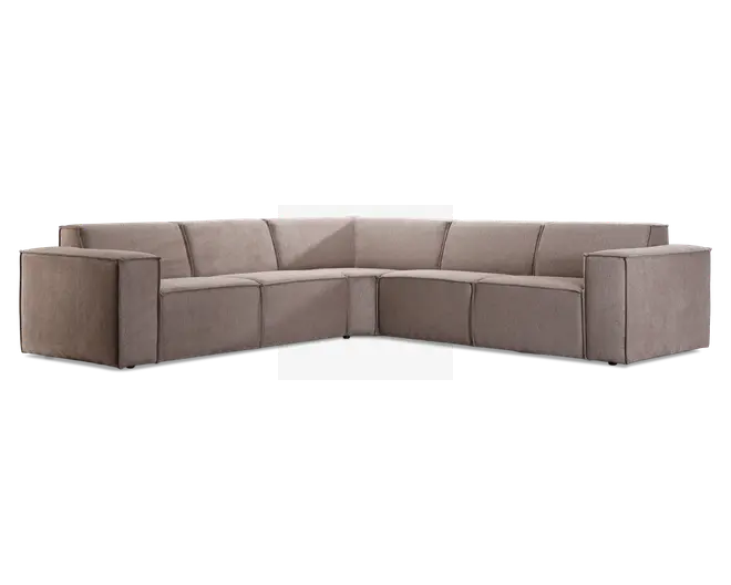 Stor L-formet hjørnesofa med moderne design, der har rene linjer og brede, flade armlæn. Sofaen er betrukket med et neutralt taupe-stof og har faste sæde- og ryghynder med synlige stikninger. Den lave ryg og dybe siddepladser giver et moderne udtryk og komfortabelt loungeområde.
