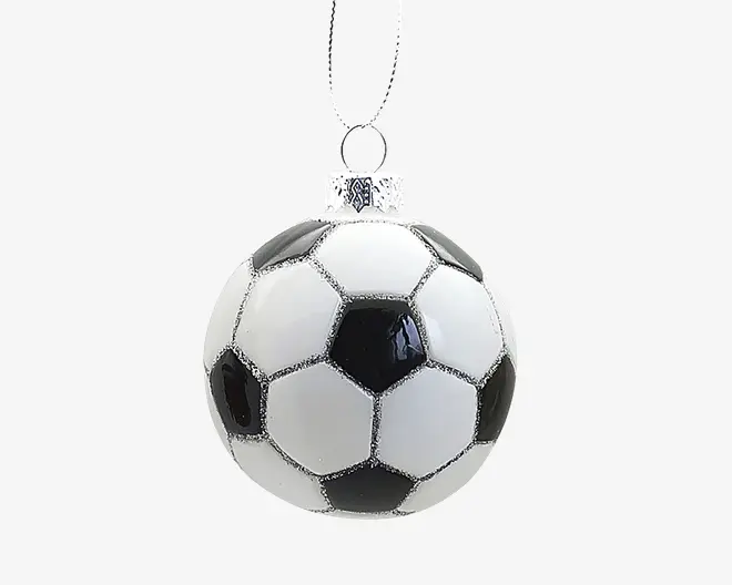 Rund pynt, der ligner en klassisk fodbold med skiftevis sorte femkanter og hvide sekskanter samt en blank overflade. Ornamentet har en sølvfarvet top og ophængsøje, og overfladen fremstår glat og reflekterende.