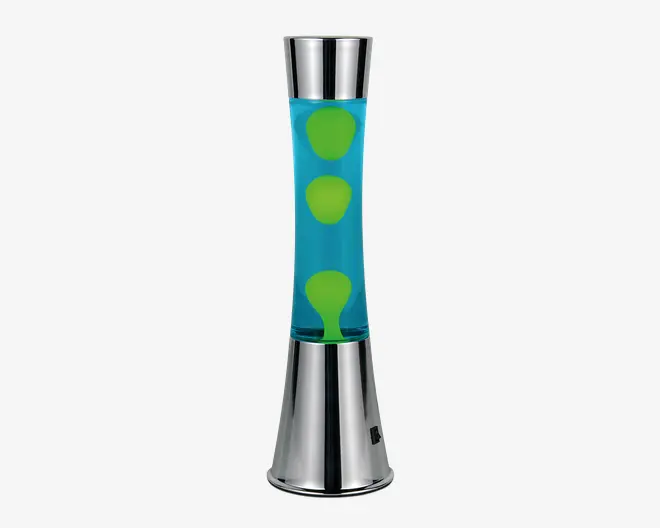 Denne genstand har en cylindrisk glasbeholder fyldt med blå væske og flydende grønne voksbobler, der ændrer form, mens de bevæger sig. Bunden og toppen er lavet af blankt, metallisk sølvmateriale, hvilket giver et moderne og reflekterende udseende. Det samlede design er slankt og højt med en stabil, bred fod for støtte.