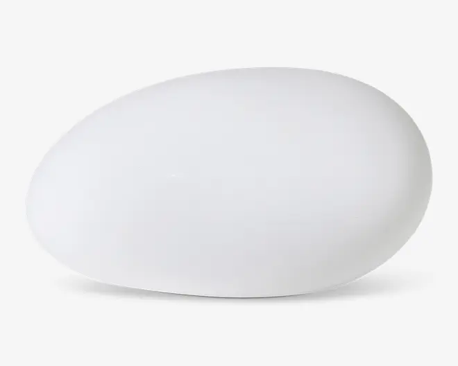 Glat, mat hvid genstand med en uregelmæssig, afrundet oval form. Overfladen er ensartet og uden synlige mærker eller tekstur. Kanterne er blødt buede, hvilket giver et blødt og moderne udtryk.