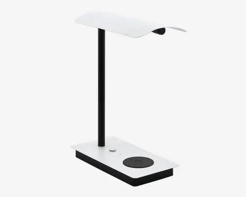Elegant, moderne skrivebordslampe med et minimalistisk design, der har en flad, buet hvid top til lysdiffusion, en sort lodret støtte og en rektangulær hvid base. Basen indeholder en rund trådløs opladningsplade og en enkelt metallisk knap for nem betjening. Lampens rene linjer og integrerede opladningsfunktion gør den velegnet til moderne arbejdsområder.