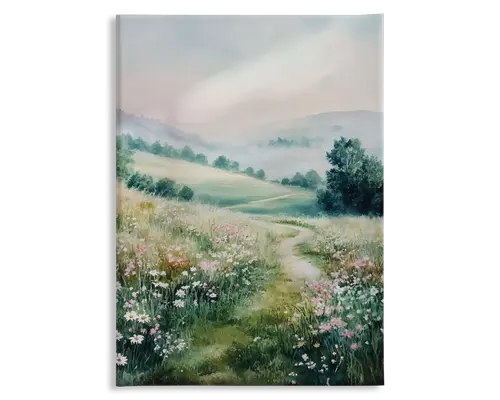 Et fredfyldt landskabsmaleri med en snoet jordsti, der løber gennem en frodig eng fyldt med vilde blomster i hvide, lyserøde og lilla nuancer. Scenen viser bølgende grønne bakker, grupper af træer og en blød, tåget himmel, som skaber en rolig og drømmende stemning. Farverne er blide og pastelfarvede, hvilket forstærker kunstværkets fredelige udtryk.