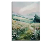 Et fredfyldt landskabsmaleri med en snoet jordsti, der løber gennem en frodig eng fyldt med vilde blomster i hvide, lyserøde og lilla nuancer. Scenen viser bølgende grønne bakker, grupper af træer og en blød, tåget himmel, som skaber en rolig og drømmende stemning. Farverne er blide og pastelfarvede, hvilket forstærker kunstværkets fredelige udtryk.