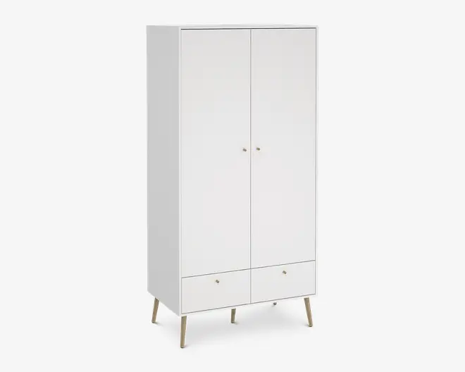 Høj, rektangulær opbevaringsenhed med glat hvid finish, to store låger med små runde greb og to rummelige skuffer nederst. Enheden står på fire skråtstillede træben, hvilket giver et moderne og minimalistisk udtryk.