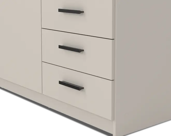 Nærbillede af en del af et møbel med tre skuffer, der har matte sorte, rektangulære greb. Overfladen er glat og har en lys beige eller offwhite farve. Skufferne er jævnt fordelt og har rene, moderne linjer, hvilket giver møblet et minimalistisk og moderne udtryk.