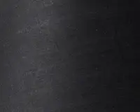 Nærbillede af et glat, mat sort stof med en diskret vævet struktur. Materialet fremstår tæt vævet og ensartet uden synlige mønstre eller udsmykninger.