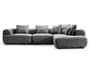 Grå modulsofa med chaiselong til højre, afrundede armlæn og tekstureret vævet betræk. Den har flere sæde- og ryghynder samt matchende pyntepuder.