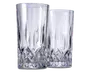 To høje, klare drikkeglas med et facetslebet diamantmønster i bunden, som giver et tekstureret og elegant udseende. Den øverste del af glassene er glat og cylindrisk, mens den nederste del har indviklet geometrisk detaljering for bedre greb og et flot visuelt udtryk.
