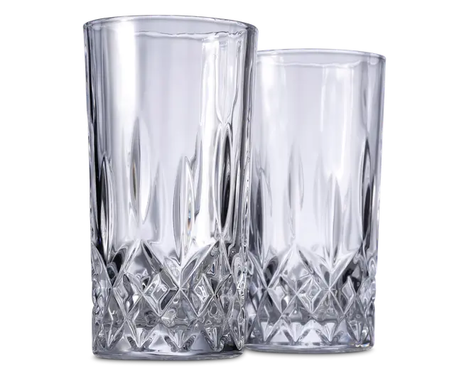 To høje, klare drikkeglas med et facetslebet diamantmønster i bunden, som giver et tekstureret og elegant udseende. Den øverste del af glassene er glat og cylindrisk, mens den nederste del har indviklet geometrisk detaljering for bedre greb og et flot visuelt udtryk.