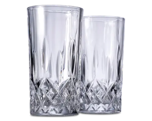 To høje, klare drikkeglas med et facetslebet diamantmønster i bunden, som giver et tekstureret og elegant udseende. Den øverste del af glassene er glat og cylindrisk, mens den nederste del har indviklet geometrisk detaljering for bedre greb og et flot visuelt udtryk.