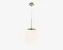 En moderne pendellampe med en kugleformet, mat glas-skærm, der hænger fra en slank metalstang med børstet messingfinish. Lampen har et minimalistisk design med rene linjer og giver et varmt, blødt lys.