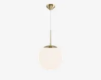 En moderne pendellampe med en kugleformet, mat glas-skærm, der hænger fra en slank metalstang med børstet messingfinish. Lampen har et minimalistisk design med rene linjer og giver et varmt, blødt lys.