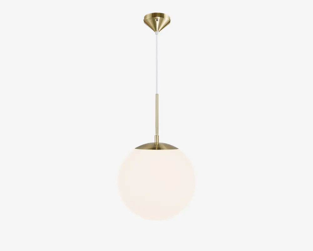 En moderne pendellampe med en kugleformet, mat glas-skærm, der hænger fra en slank metalstang med børstet messingfinish. Lampen har et minimalistisk design med rene linjer og giver et varmt, blødt lys.