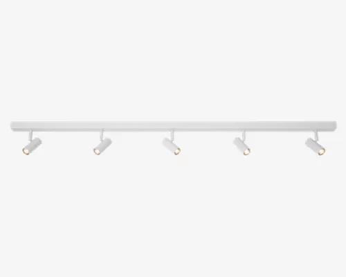 Elegant og moderne spotlysarmatur med en lang, lige hvid metalstang og seks justerbare cylindriske spots. Hver spot kan rettes individuelt for at fremhæve bestemte områder. Det minimalistiske design passer til moderne indretning og giver målrettet og fleksibel belysning.