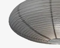 Stor, oval lampeskærm lavet af gennemsigtigt gråt stof med jævnt fordelte horisontale ribber og to lodrette mørke striber. Materialet spreder lyset blødt og giver en varm glød. Nederst er der en lille metalring, som giver struktur.
