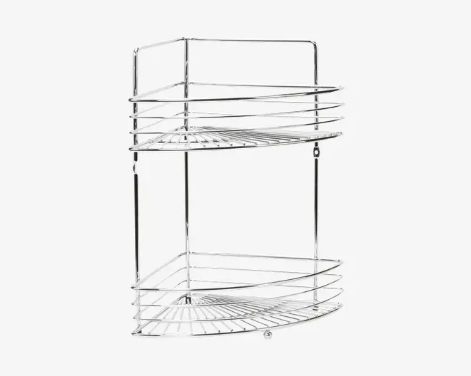 To-etagers hjørnehylde i forkromet metal med trådramme-design. Hver hylde er formet til at passe ind i et hjørne og har forhøjede kanter for sikker opbevaring. Den åbne trådkonstruktion giver mulighed for dræning og ventilation, hvilket gør den velegnet til brug i fugtige omgivelser som badeværelser eller køkkener.