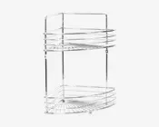 To-etagers hjørnehylde i forkromet metal med trådramme-design. Hver hylde er formet til at passe ind i et hjørne og har forhøjede kanter for sikker opbevaring. Den åbne trådkonstruktion giver mulighed for dræning og ventilation, hvilket gør den velegnet til brug i fugtige omgivelser som badeværelser eller køkkener.