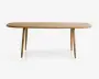 Et bord i lyst træ med en aflang, oval bordplade og afrundede kanter. Bordet står på fire skråtstillede, cylindriske ben, hvilket giver det et minimalistisk og moderne udtryk. Træets årer er synlige, og overfladen er glat og naturlig.
