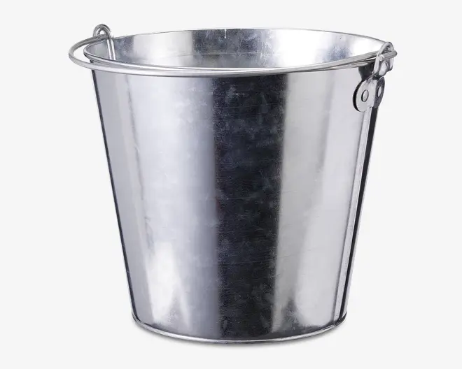 Blank metalspand med en glat, reflekterende overflade og et solidt rundt håndtag, der er fastgjort til siderne med metaløjer. Spanden har en let konisk form, der er bredere foroven og smallere forneden, og har en ombukket kant for ekstra styrke.