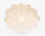 Loftlampe med blødt, diffust lys, der har en hvid stofskærm formet som en musling eller blomst med bølgede kanter. Skærmen har bløde kurver og er understøttet af tynde, jævnt fordelte ribber, der stråler ud fra midten og giver et dekorativt og elegant udtryk.