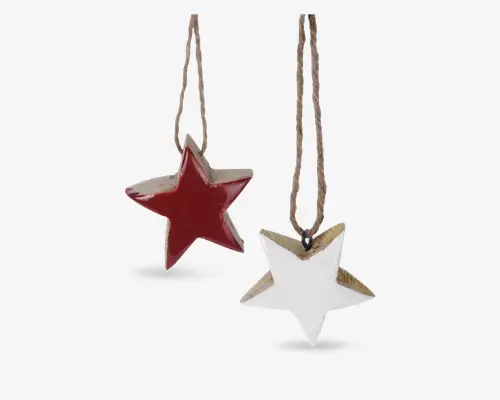 To stjerneformede ornamenter med rustikt udseende, hver med et kraftigt, tredimensionelt design. Den ene stjerne er malet i dyb rød, og den anden er malet hvid, begge med synlige trækanter for et slidt look. Hver ornament hænger i en enkel brun snor, velegnet til ophængning på et træ eller som dekorative elementer.