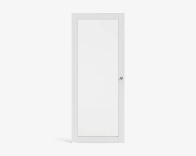 Høj, rektangulær hvid dør med et minimalistisk design, glat overflade og et lille rundt sølvhåndtag i højre side. Døren har en diskret ramme langs kanterne og står på korte, firkantede fødder.