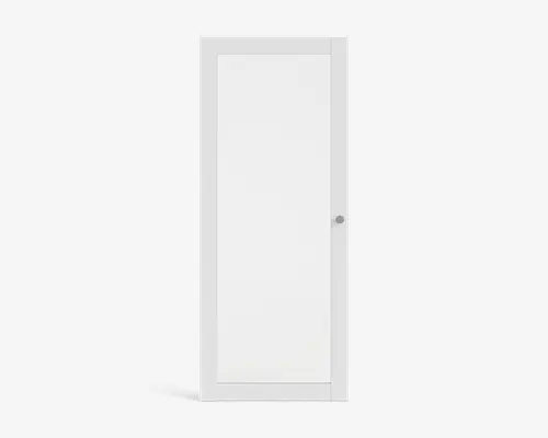 Høj, rektangulær hvid dør med et minimalistisk design, glat overflade og et lille rundt sølvhåndtag i højre side. Døren har en diskret ramme langs kanterne og står på korte, firkantede fødder.