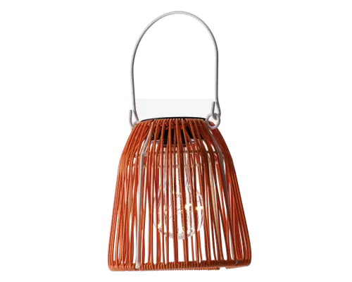 Lanterne med et moderne, åbent design bestående af lodrette orange metalstænger, der danner en bur-lignende struktur omkring en synlig pære. Lanternen har et solidt, buet metalhåndtag øverst, så den er nem at bære eller hænge op. Den åbne konstruktion giver maksimal lysspredning og skaber et dekorativt skyggemønster, når den er tændt.