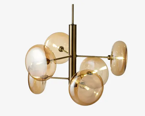 Moderne loftlampe med en central stang i guldfarvet metal og seks arme, der hver holder en rund, ravfarvet glaskuppel. Kuppelerne er jævnt fordelt omkring lampen, hvilket giver et balanceret og symmetrisk udtryk. Glaskuppelerne har en blank overflade, så pærerne indeni delvist kan ses, og det samlede design fremstår både moderne og elegant.
