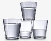 Fire klare, lave drikkeglas fyldt med vand. Glassene har en enkel, let konisk cylindrisk form med tykke bunde og er arrangeret med tre nederst og et ovenpå. Glasset er gennemsigtigt, så man tydeligt kan se vandet indeni.