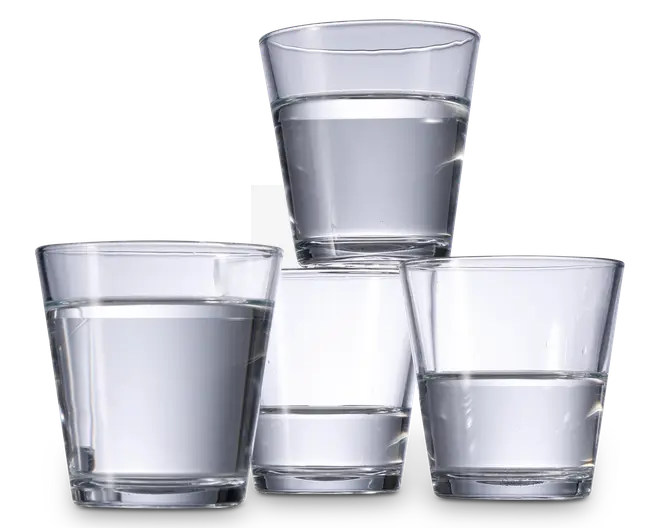 Fire klare, lave drikkeglas fyldt med vand. Glassene har en enkel, let konisk cylindrisk form med tykke bunde og er arrangeret med tre nederst og et ovenpå. Glasset er gennemsigtigt, så man tydeligt kan se vandet indeni.