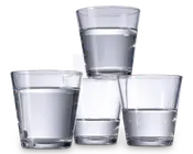 Fire klare, lave drikkeglas fyldt med vand. Glassene har en enkel, let konisk cylindrisk form med tykke bunde og er arrangeret med tre nederst og et ovenpå. Glasset er gennemsigtigt, så man tydeligt kan se vandet indeni.