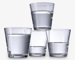 Fire klare, lave drikkeglas fyldt med vand. Glassene har en enkel, let konisk cylindrisk form med tykke bunde og er arrangeret med tre nederst og et ovenpå. Glasset er gennemsigtigt, så man tydeligt kan se vandet indeni.