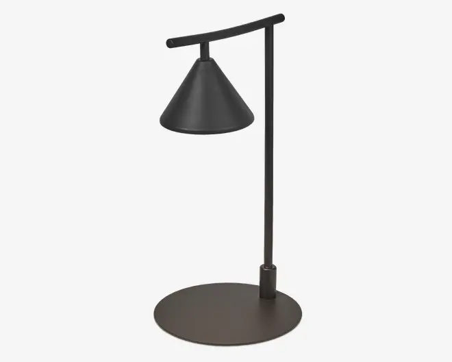 En moderne bordlampe med en mat sort, konisk lampeskærm, der hænger fra en vandret arm, som er fastgjort til en lodret stander. Lampen har en rund, flad base for stabilitet og et stilrent, minimalistisk design med rene linjer og mørk finish.