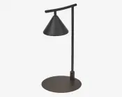 En moderne bordlampe med en mat sort, konisk lampeskærm, der hænger fra en vandret arm, som er fastgjort til en lodret stander. Lampen har en rund, flad base for stabilitet og et stilrent, minimalistisk design med rene linjer og mørk finish.