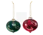 Sæt med to runde glasornamenter med spiraldesign. Den ene ornament er grøn med guldfarvede glimmerdetaljer, og den anden er rød med tilsvarende guldfarvede glimmerdetaljer. Begge har en blank, reflekterende overflade og er udstyret med en guldfarvet top og ophængssnor til nem ophængning på træet.