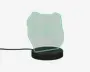 En dekorativ LED-lampe med et 3D-illusion design af en videospil-controller. Lampen består af en klar akrylplade, der er indgraveret med konturer og detaljer af controlleren, som lyser op med et blødt grønt lys, når den er tændt. Pladen er monteret på en rund, sort base, der indeholder LED-lyskilden og strømtilslutningen. Lampen får strøm via et synligt USB-kabel, hvilket gør den velegnet til skriveborde eller natborde.