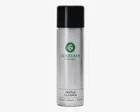 En høj, cylindrisk spraydåse med sølvfarvet krop og sort låg. Forsiden har et grønt logo og teksten 'Guardian Furniture Care' i grønt, samt 'Textile Cleaner' trykt med sort på en hvid etiket nær bunden. Dåsen har et stilrent, moderne design og ser nem ud at holde og bruge.