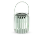 En cylindrisk lanterne med lodrette lameller lavet af lysegrønt metal. Den har en sort, rund top med indbygget solcellepanel og et matchende lysegrønt håndtag, der er fastgjort til siderne for nem transport eller ophængning. Det åbne lameldesign lader lyset skinne igennem og skaber dekorative mønstre.