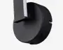 Nærbillede af en vægmonteret lampefod i mat sort med en synlig tænd/sluk vippekontakt på siden. Lampen har et moderne, minimalistisk design med rene linjer og en rektangulær arm, der strækker sig ud fra den runde base. Armen har en hvid stribe, sandsynligvis til LED-belysning. Overfladen er glat, og monteringsbeslaget er diskret integreret.