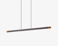 En moderne, minimalistisk lineær pendellampe med et slankt, rektangulært stangdesign. Lampen hænger ned fra loftet i to tynde stænger. Hoveddelen er mat sort med trædetaljer i enderne, og der er en diffus lysstribe langs undersiden for jævn belysning.