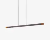 En moderne, minimalistisk lineær pendellampe med et slankt, rektangulært stangdesign. Lampen hænger ned fra loftet i to tynde stænger. Hoveddelen er mat sort med trædetaljer i enderne, og der er en diffus lysstribe langs undersiden for jævn belysning.