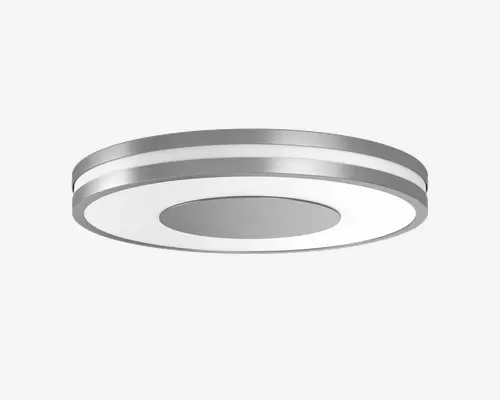 Rundt loftarmatur med et moderne, minimalistisk design. Armaturet har en børstet, metallisk sølvfinish med to vandrette bånd og en central cirkulær sektion. Den ydre ring er hvid og spreder sandsynligvis lyset jævnt, mens den indre cirkel er mat sølv. Det samlede udtryk er stilrent og nutidigt, velegnet til moderne indretning.