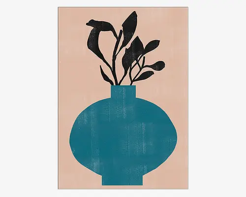 Minimalistisk kunstværk med en stor, rund blå vase med mat finish. Sorte, abstrakte blade og stilke strækker sig opad fra vasen og skaber en markant kontrast til den lyse beige baggrund. Designet er enkelt og moderne med rene linjer og fokus på geometriske former.